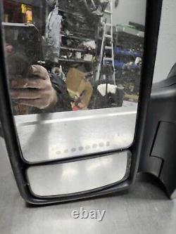 Vue du miroir en verre du signal rare de la porte latérale gauche du Mercedes Sprinter 2010-2018